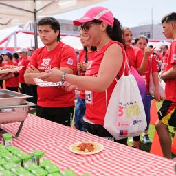 mujer feliz comiendo tercera corrida familiar