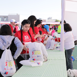 recibiendo bolsas de maraton tercera corrida familiar